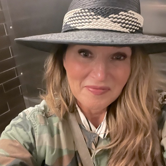 Meet your Poshers! Steph, Brooke, Schyler & Kennedy - Picture 2 of 2